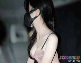  和姐姐体验野外车震外面人来人往属实刺激 EDmosaic