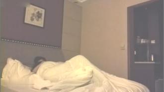  美女嫩模和公司现场策划师酒店开房啪啪,男的用尽全力狠狠干她 