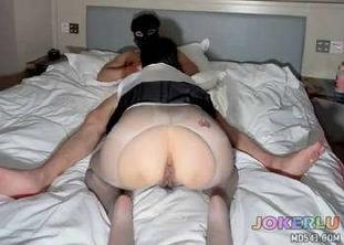  老婆单约和我视频通话看着他们做爱我只能打飞机 丝袜小淫妻