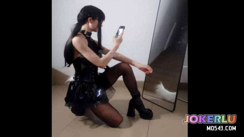  白尾巴皮裙小恶魔楼梯口 软软兔