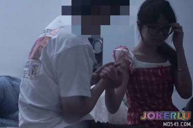  破处纯真高中生要关灯才脱衣服 jklove